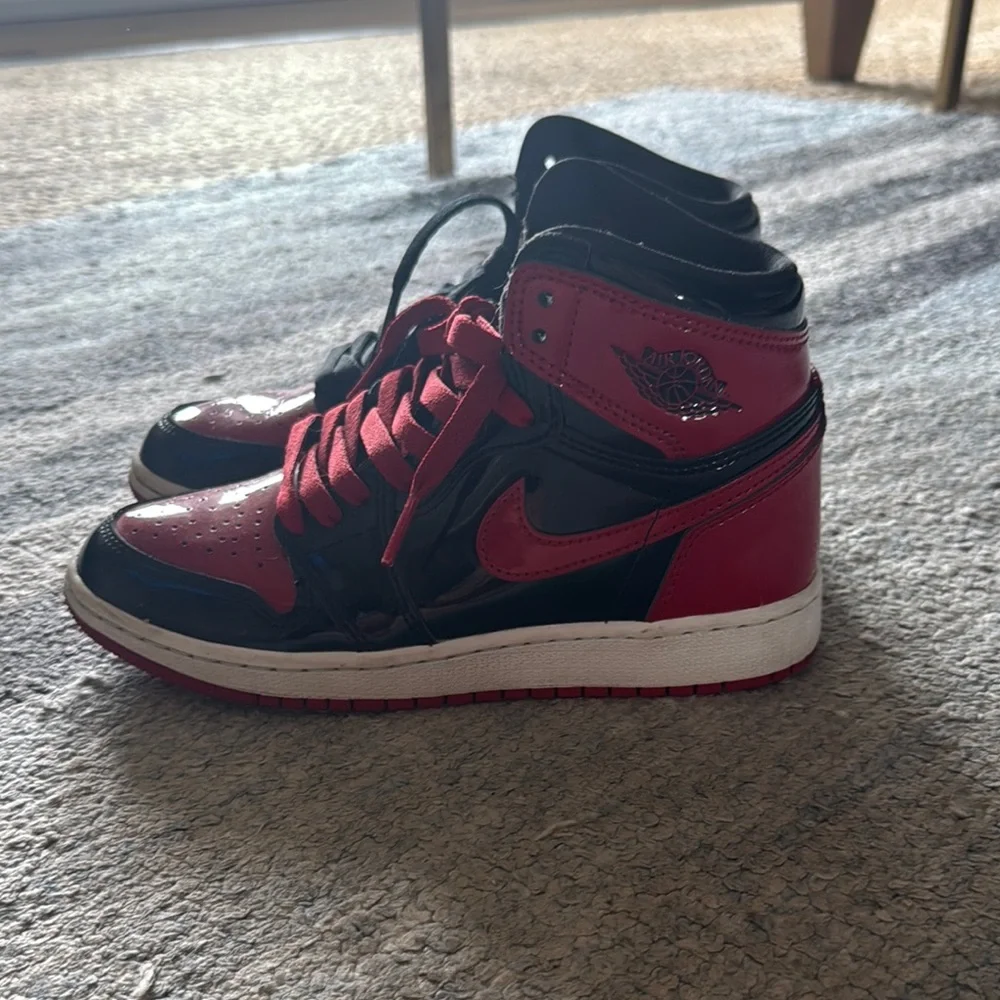 AIR JORDAN 1 RETRO HIGH OG 'PATENT BRED' SNEAKERS FOR MEN - Picture 2 of 6